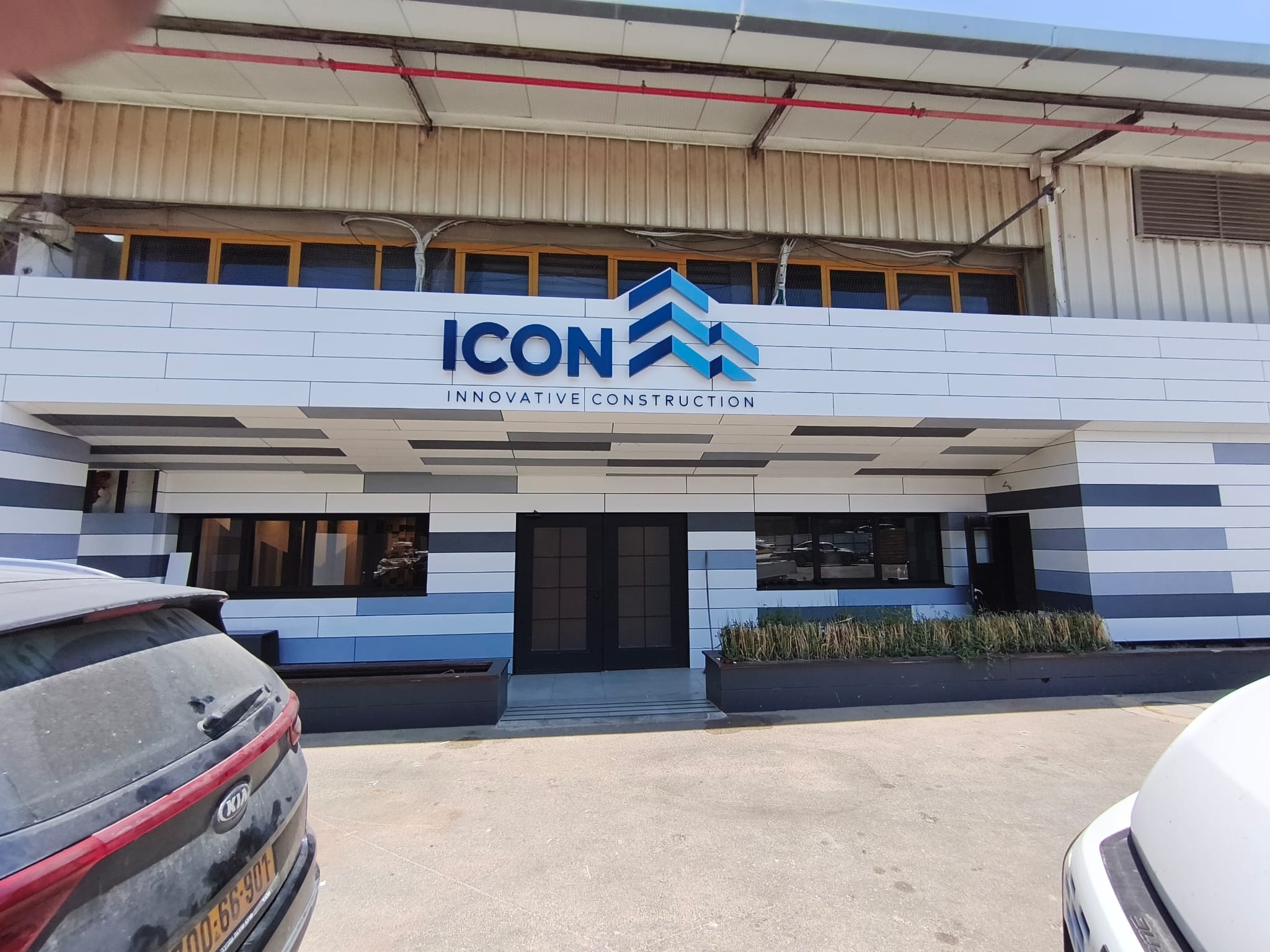 ICON — חזית מחופה + לוגו תלת-מימד