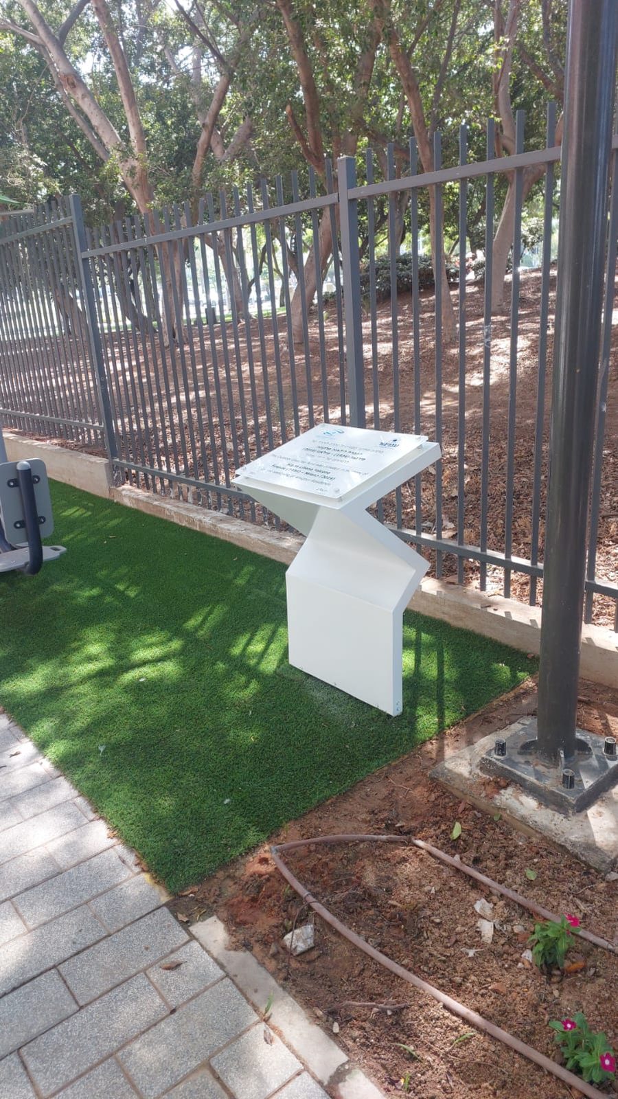 שלט אלומיניום מובנה להנצחה בגינות ופארקים