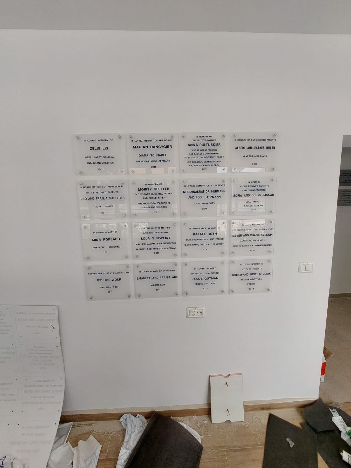 לוחות הנצחה זכוכית
