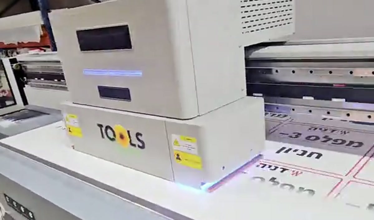 מדפסת UV מדפיסה על חומר קשיח