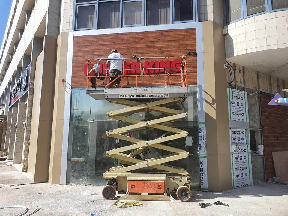 התקנת אותיות מוארות על תשתית לוקובונד דמוי-עץ