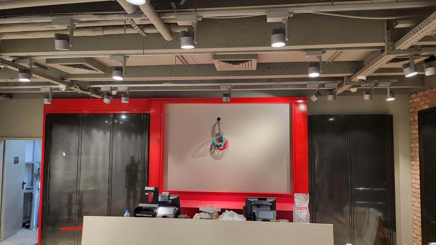 חיפוי קיר קופה והכנת תשתית למסך — פוט לוקר