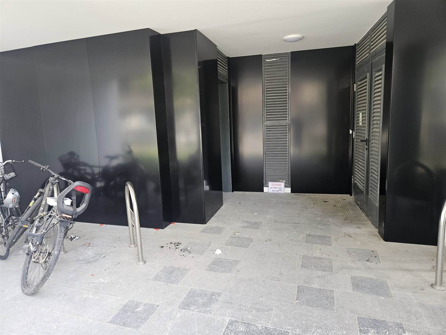 חיפוי קירות כניסה לבניין מגורים
